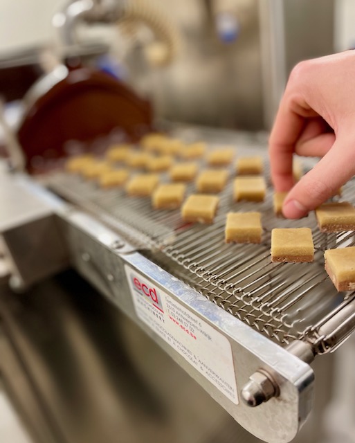 Caramels op de productieband