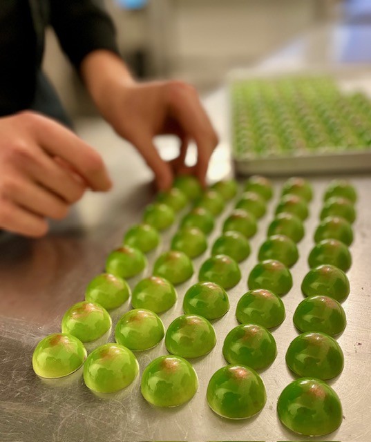 Groene domepralines worden klaargelegd