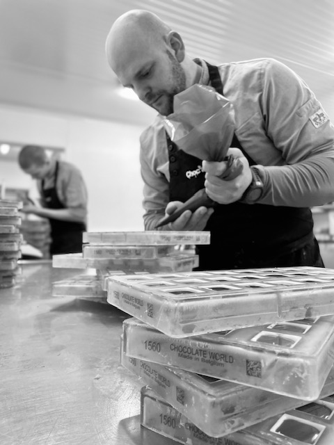 Pralines vullen in het atelier