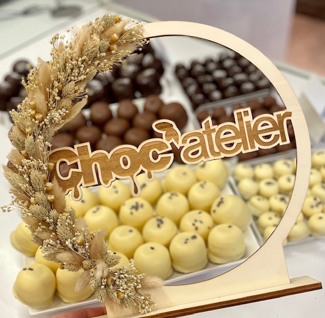 Choc'atelier display met pralines